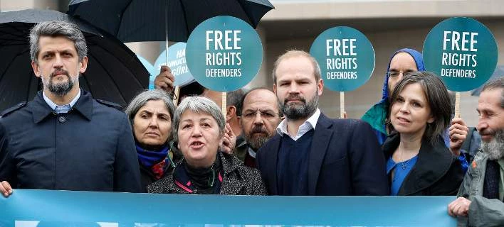 Άλλο ένα «χτύπημα» της τουρκικής «δικαιοσύνης»: Παραμένει στη φυλακή ο επικεφαλής της Διεθνούς Αμνηστίας στη χώρα